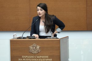 Лена Бориславова се оплака, че прокурори са я пресрещнали с бебето