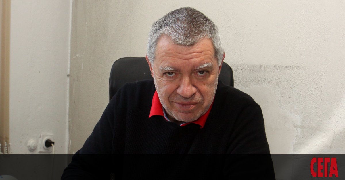 Дългогодишният шеф на Информационно обслужване Михаил Константинов вече официално е