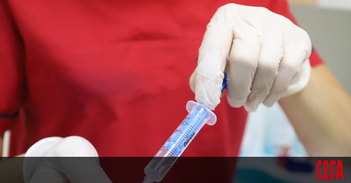 Десетки изнесени пункта за ваксинация са отворени през уикенда в България.