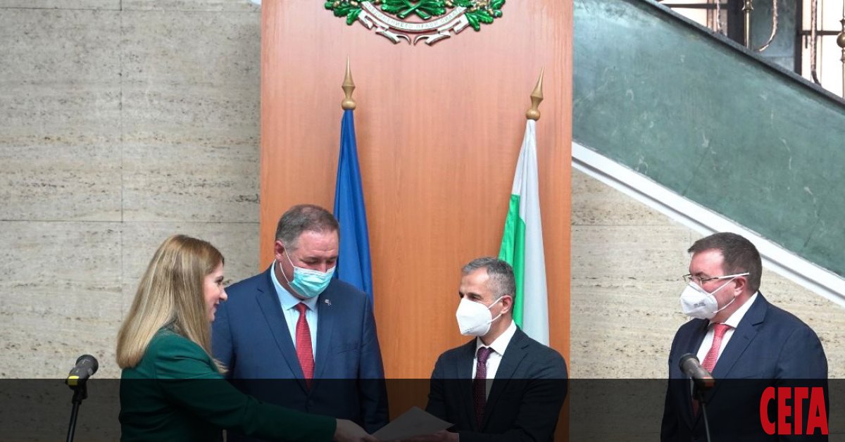 Министърът на правосъдието Десислава Ахладова връчи удостоверение за българско гражданство