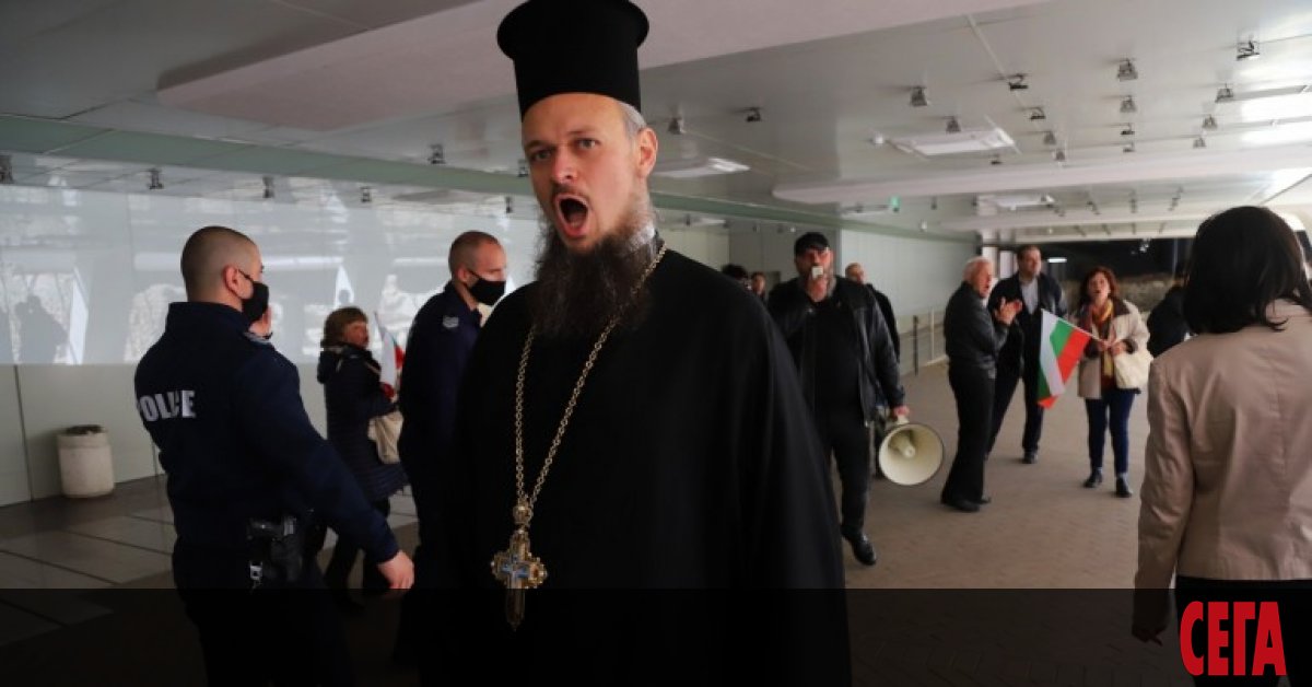 Протестиращи начело с отец Дионисий спряха церемонията по връчването на