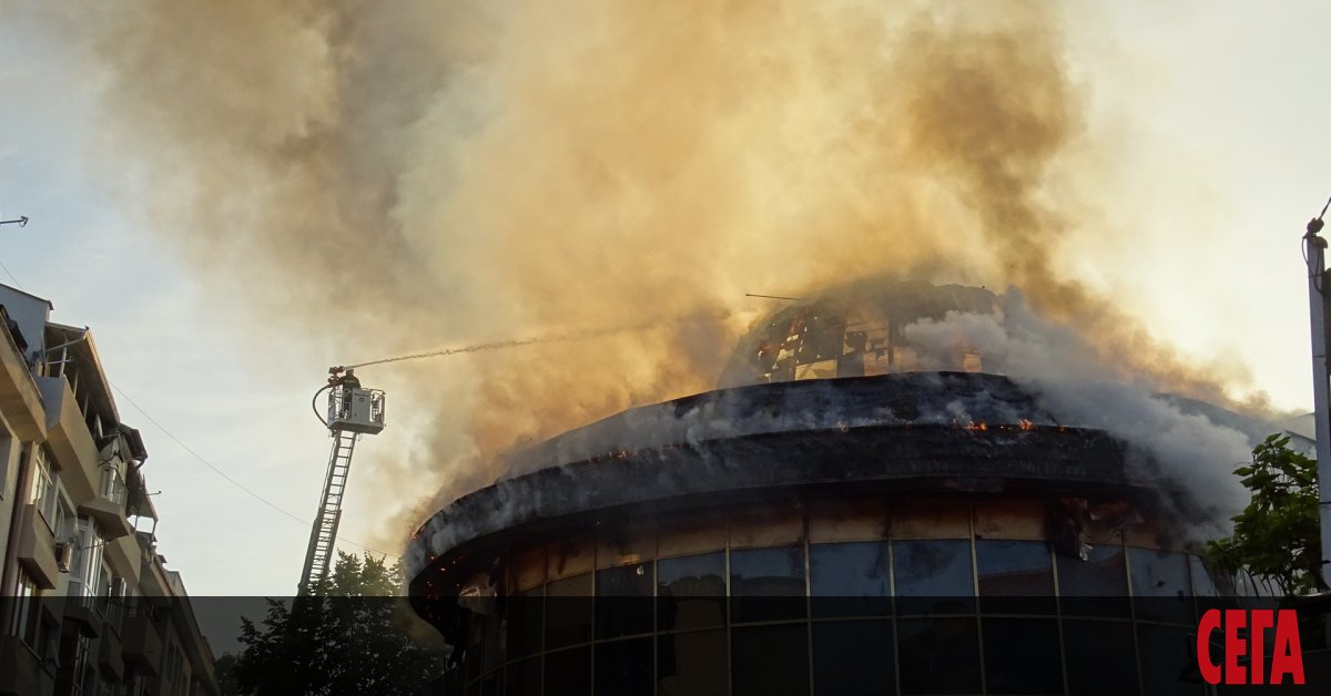 Голям пожар гори в центъра на Благоевград, съобщи радио Фокус. На