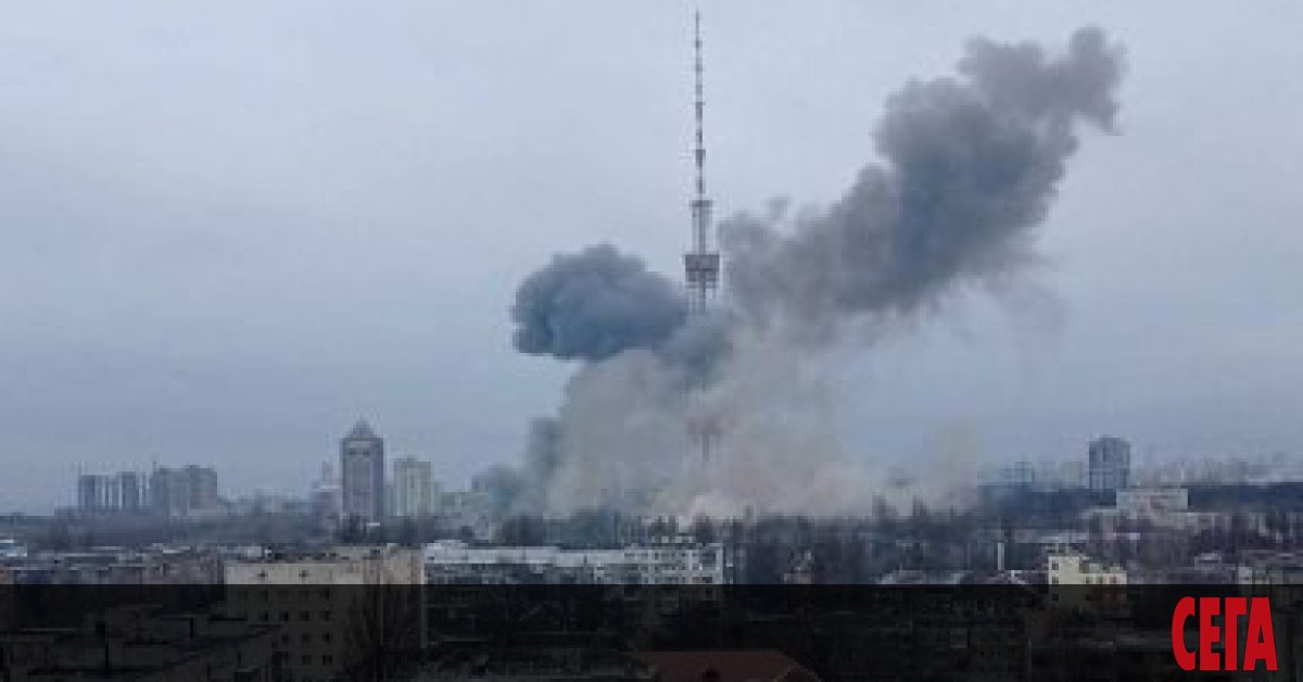 Телевизионната кула в Киев е била ударена от артилерийски снаряд,