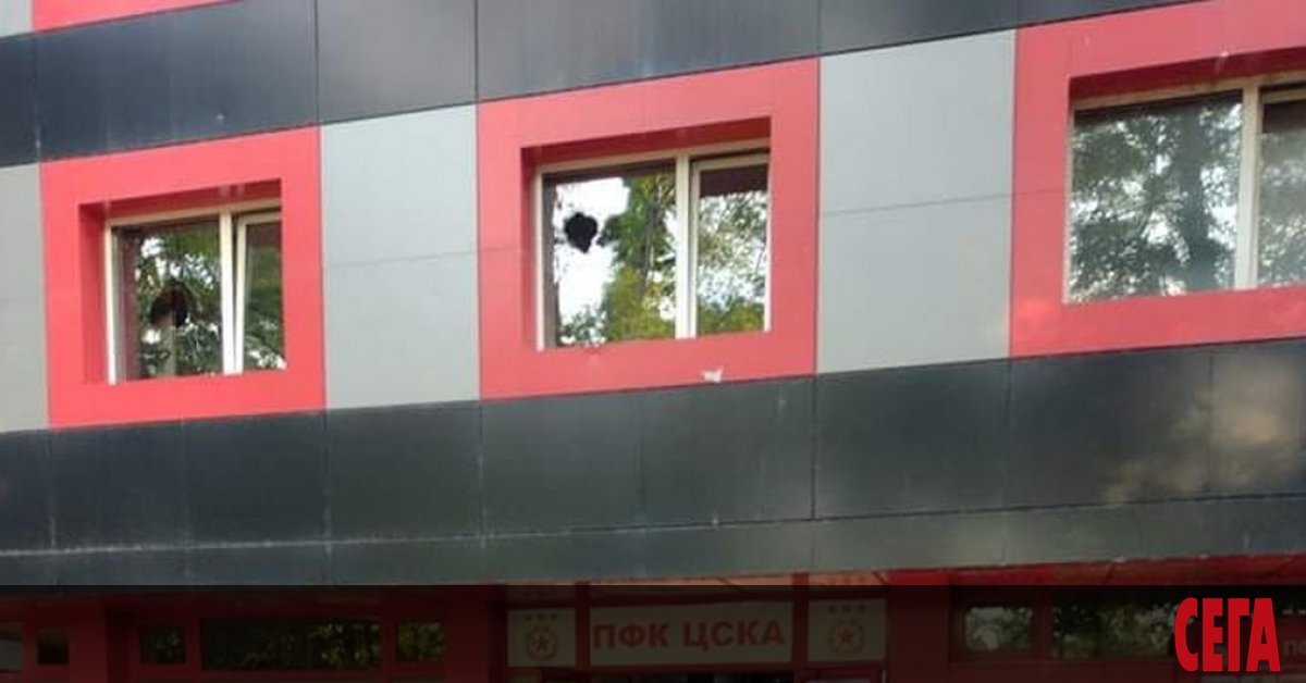 Разгневени фенове на ЦСКА-София отидоха до офисите на клуба и