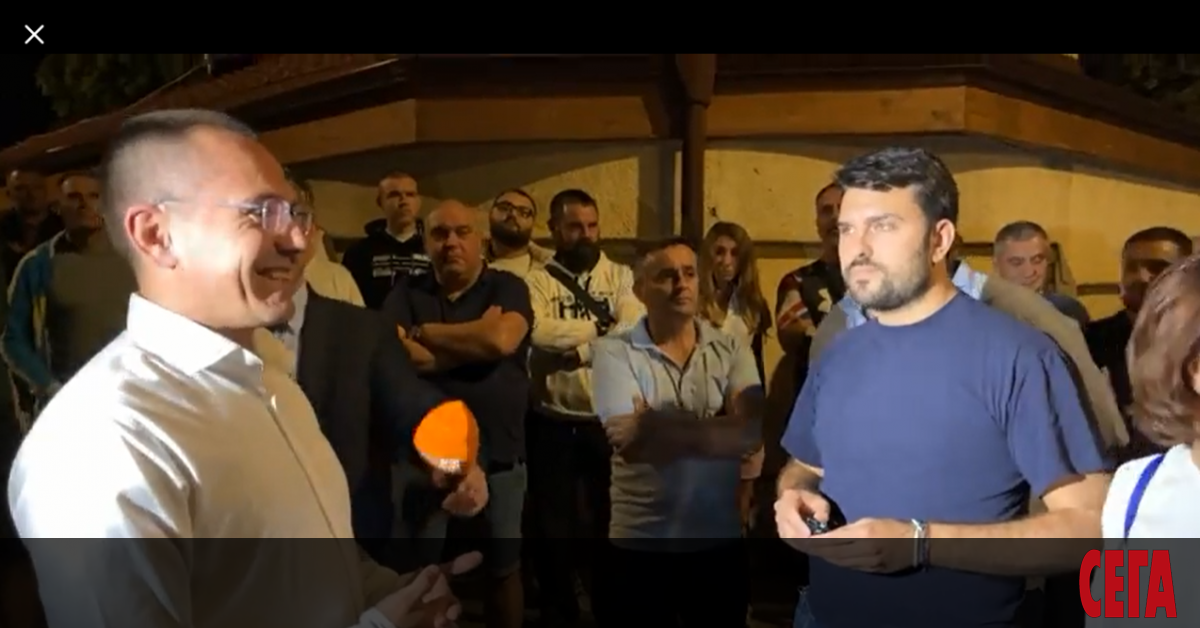 Евродепутатът Ангел Джамбазки и симпатизанти на ВМРО протестираха тази вечер