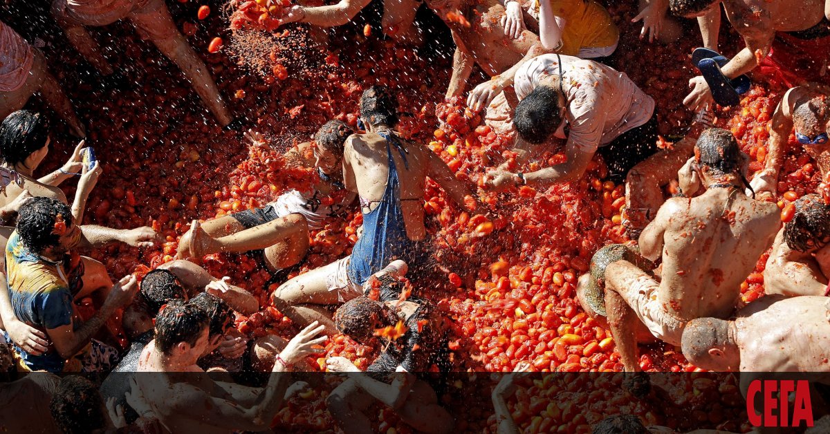 Известната испанска улична битка с домати Томатина беше организирана отново