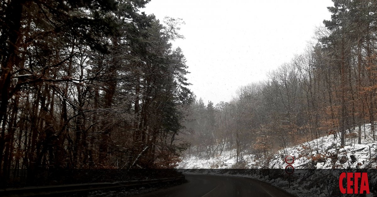 Сняг и виелици затрудняват обстановката по пътищата в цялата страна.