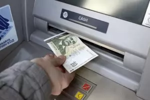Тегленето на пари от банкомат става все по-скъпо