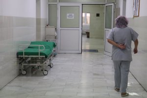 Болницата в Карлово е на път да остане без медицински