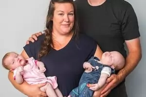 Две деца, две утроби, една майка