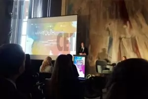 Здравей, познато партийно другарче