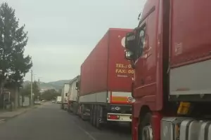 Заради лошото време Гърция затваря границата за камиони