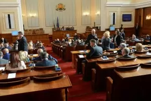 Управляващи и опозиция дружно съсипаха работата на парламента