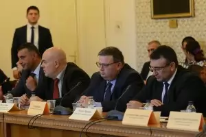 Контрабандата на цигари хем е смачкана,
хем се вихри в денонощен режим