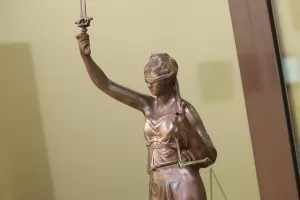 МЗ и НЗОК са осъдени да платят 100 000 лв. за отказ за лечение в чужбина