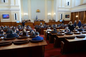 Авторитетът на българския парламентаризъм отдавна е на дъното но депутатите
