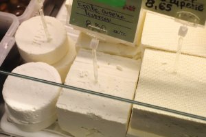 Имитацията на сирене и други нискокачествени храни на по достъпни цени