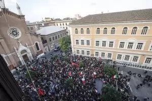 Хиляди римляни казаха "Стига"
на лошото управление на града