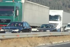 Поледици и катастрофи блокираха пътища в Западна България