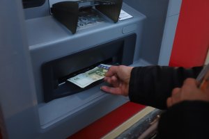 Някои банки в България действат като мобилните оператори подвеждат