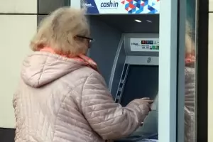 Тегленето на пенсията от банкомат поскъпва