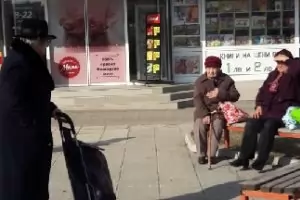 От утре: По-строги ограничения за пазаруване на по-младите