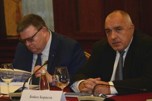 Председателят на Върховния касационен съд Лозан Панов призова премиерът Бойко