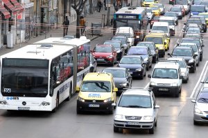 Трайният ръст на автомобилите в София липсата на обособени трасета