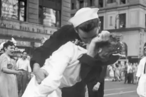Почина Джордж Мендонса - морякът от снимката „Целувка на „Таймс скуеър“