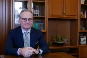 Данъчните затягат примката около Лозан Панов