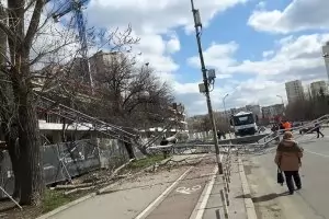 30-метров кран падна в столичния квартал "Младост"