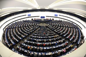 Европарламентът даде днес двуседмичен срок на Европейската комисия да предложи