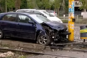 Жена с над 3 промила се заби в стълб на централен столичен булевард