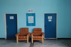 Зам.-директор ползва за частни уроци подопечното си училище