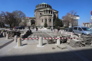 Площад Света Неделя в София и по специално оживената алея пред