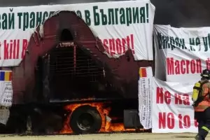 Превозвачи подпалиха ТИР в Пловдив в протест срещу пакета „Макрон“