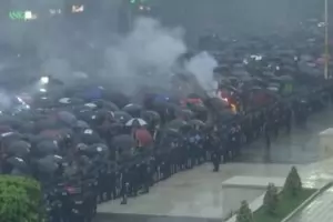 Коктейли "Молотов" на протестите в Тирана