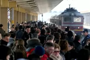 Инцидент с влак остави Централна гара в София без ток за часове