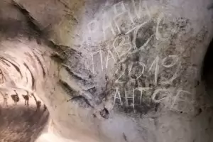 Вандали драскаха върху рисунки в пещерата "Магура"