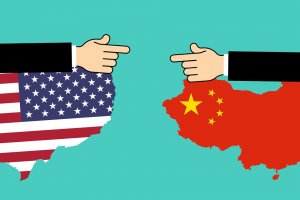 Както обеща американският президент Доналд Тръмп повиши митата на китайските
