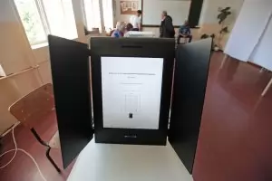 Тревога за машинния вот в чужбина: Техници не говорят български