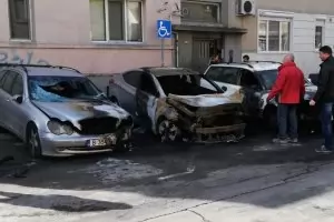 Подпалиха коли на паркинг във Варна