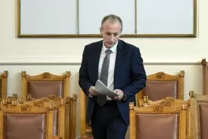 Просветният министър иска промяна в оценяването на учебниците