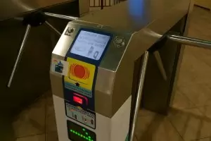 Вече може да пътуваме в метрото с банкова карта