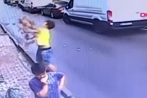 Младеж спаси падащо дете от втори етаж в Истанбул (видео)