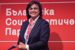 Лидерът на БСП Корнелия Нинова финтира партийните си опоненти и
