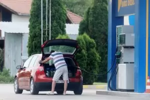 Търговците на горива се готвят за рекордно поскъпване