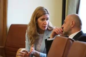 Ангелкова зове хората да не си искат парите от туроператорите