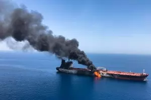 Мистериозни инциденти станаха 
             с 2 танкера в Оманския залив 
             