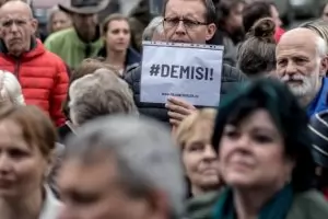 Хиляди чехи се събират в Прага за най-големия протест след 1989 г.